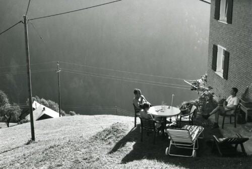 Steiles Erbe - Großes Walsertal, Vor dem Haus