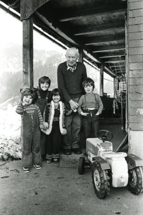 Steiles Erbe - Großes Walsertal, Mesmer Nigsch mit Enkelkindern aus Sonntag
