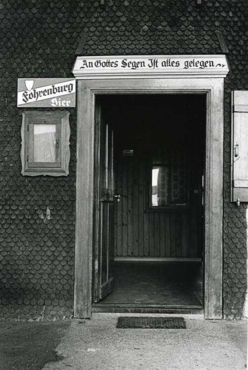 Steiles Erbe - Großes Walsertal, Sonntag - Eingang zum Gasthof Krone