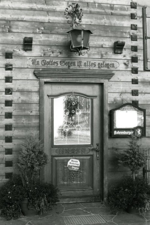 Steiles Erbe - Großes Walsertal, Sonntag - Eingang zum Gasthof Krone