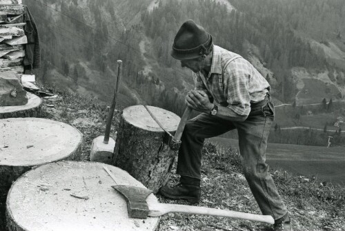 Steiles Erbe - Großes Walsertal, Mathias Hartmann beim Holzhacken in Blons
