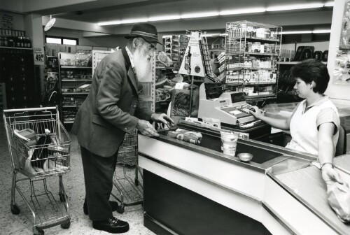 Steiles Erbe - Großes Walsertal, Supermarkt in Sonntag mit Wilhelm Burtscher an der Kasse
