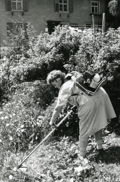 Steiles Erbe - Großes Walsertal, Hedwig Boll beim Mähen