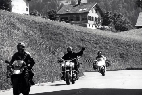 Steiles Erbe - Großes Walsertal, Motorradfahrer in Sonntag