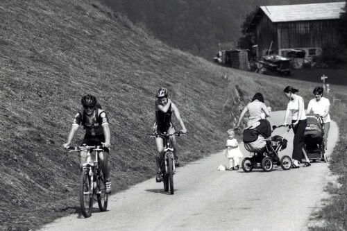 Steiles Erbe - Großes Walsertal, Mountainbiker in Fontanella-Mittelberg