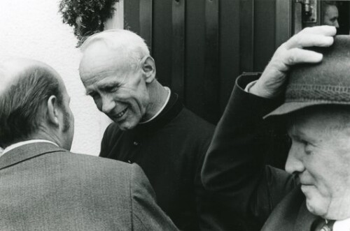 Großes Walsertal, Pfarrer Otto Nigsch auf dem Kirchplatz von Fontanella