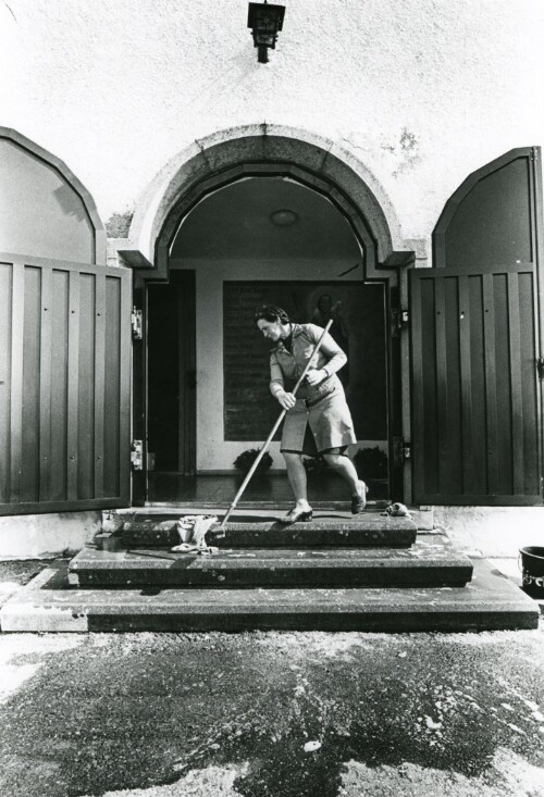 Großes Walsertal, Vor der Kirche von Fontanella
