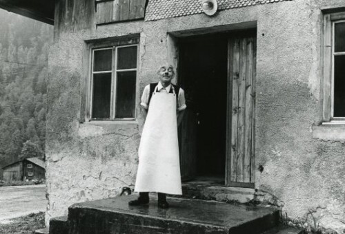 Großes Walsertal, Ernst Burtscher vor der Sennerei Sonntag-Seeberg