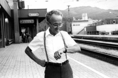 Rankweil, Bahnsteig, wartender Mann