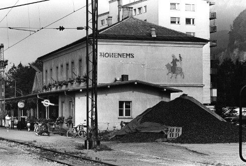 Hohenems, ÖBB Bahnhof, mit Kohlehaufen