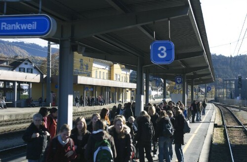 Rankweil, ÖBB Bahnhof, Schüler am Bahnsteig