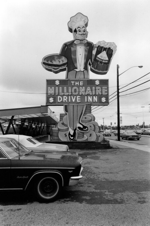 Canada, Hamilton, Leuchtreklame  The Millionaire Drive Inn 