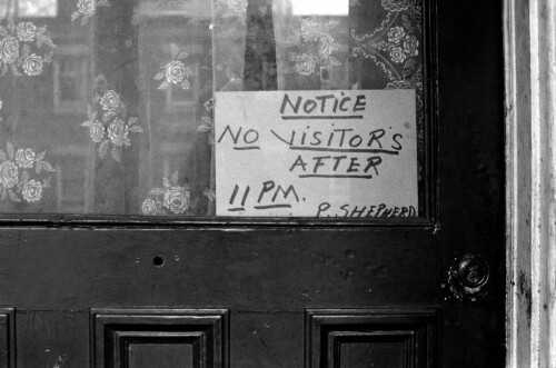 Canada, Toronto, Hinweisschild  Notice No Visitors After 11 PM. 