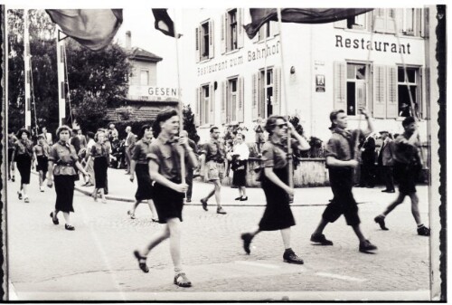 Fahnenmarsch sozialistischer Jugendlicher