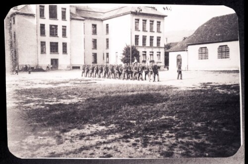 Heimwehrübung auf dem Dornbirner Realschulplatz