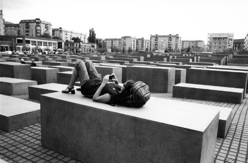 Berlin, Touristen beim Holocaust Mahnmal