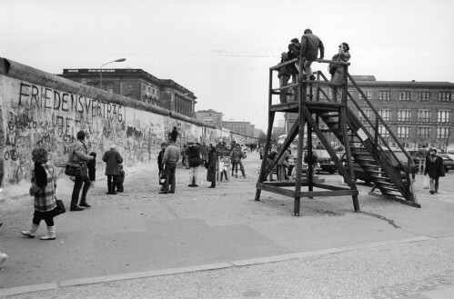 Berlin, hölzerner Ausschichtsturm mit Blick zur Mauer