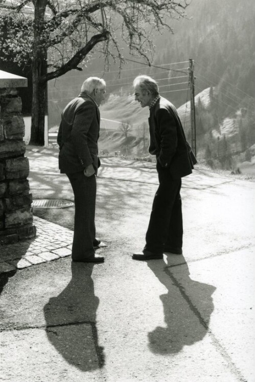 Steiles Erbe - Großes Walsertal, Anton Rinderer und Reinhard Nigsch am Kirchplatz von Sonntag