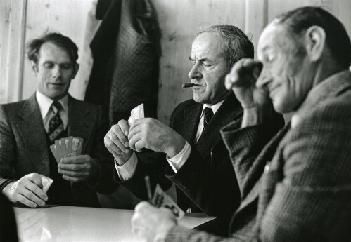 Steiles Erbe - Großes Walsertal, Männer beim Jassenim Gasthof Sonne in Thüringerberg