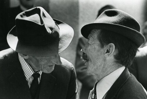 Großes Walsertal, Nach der Messe auf dem Kirchplatz von Fontanella