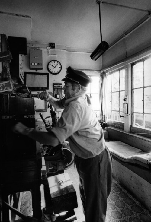 Hohenems, Stellwerk mit Bahnwärter