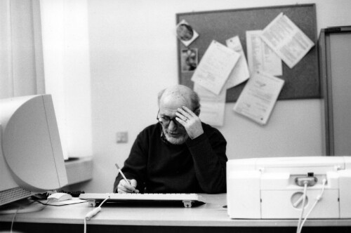 Kundeyt Surdum in seinem Büro im Institut für Sozialdienste in Feldkirch