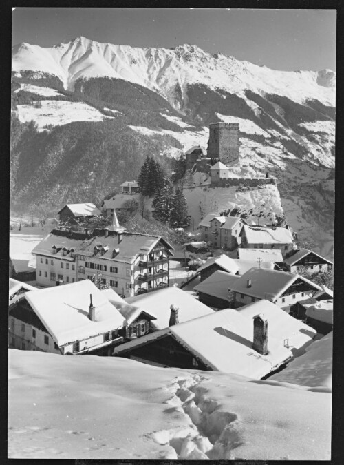 [Ladis im Oberinntal mit Burg Laudegg gegen Kaunergrat mit Hoher Aifenspitze und Ölgrubenkopf / Tirol]