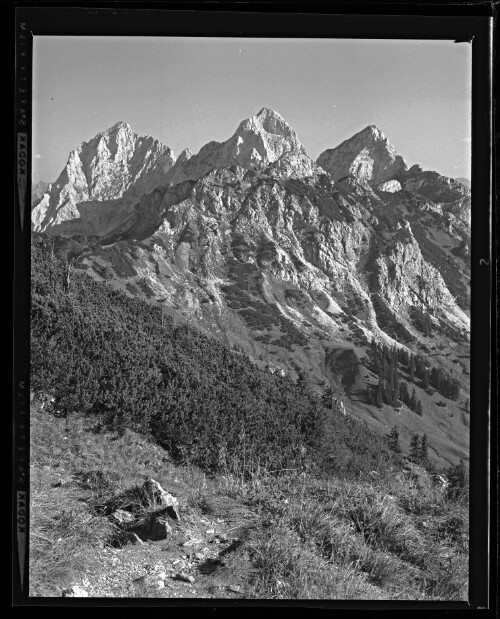 [Blick vom Sefenjoch auf Kellenspitze - Gimpel - Rote Flüh Tannheimergruppe / Tirol]