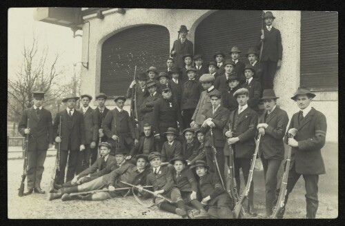 Militärische Ausbildung beim Gasthof Sporthaus