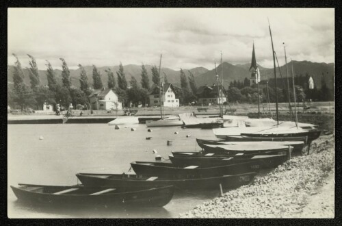 [Harder Bodenseeufer mit Booten und Kirche St. Sebastian]