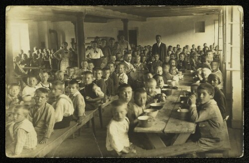 [Kinderausspeisung durch die Amerikaner nach dem Ersten Weltkrieg im Jenny-Areal in Hard]