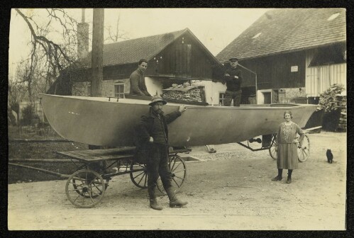 [Vier Personen mit einem ausgewasserten Boot]