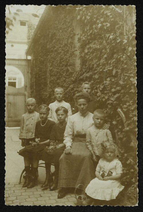[Familie Josef und Aloisia Sutterlüti vor dem Hotel-Cafe Austria in Bregenz]