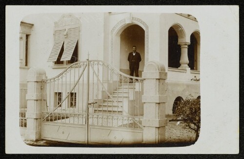 [Dr. Jussel vor seinem Haus]