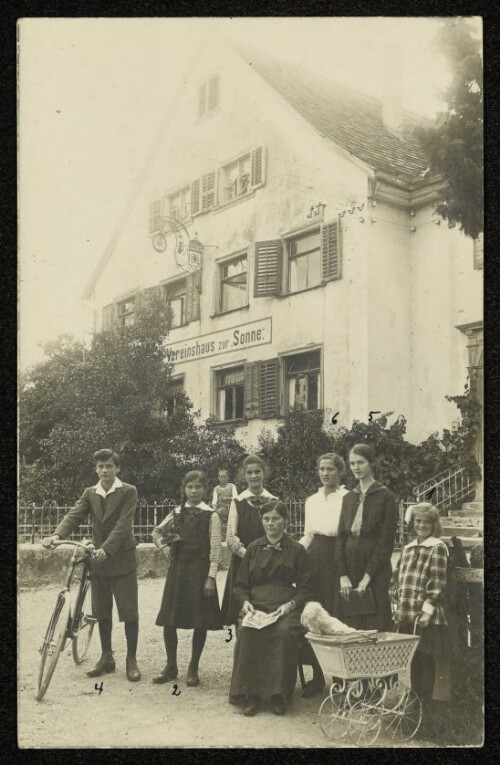 [Familienfoto vor dem Vereinshaus zur Sonne in Hard]