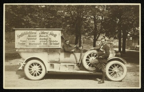[Zwei Personen posieren bei einem Auto mit der Werbeaufschrift:  Großschlächterei u. Wurst-Fabrik Alexander Brero & Co. Hard, Vorarlberg. Filialen in allen grösseren Ortschaften. Harder Wurstwaren sind die besten! ]