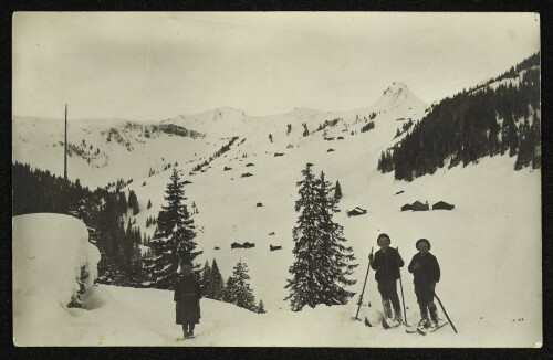 Kinder beim Skifahren im Hintergrund das Zafernhorn