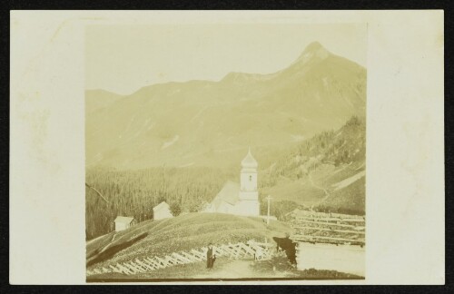 Damülser Kirche mit Mittagsspitze im Hintergrund