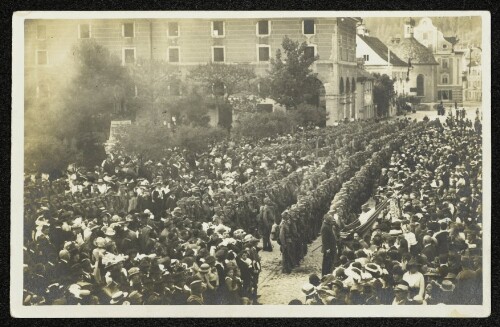 [Vereidigung des Standschützen-Bataillons Bregenz am 23. Mai 1915 auf dem Kornmarktplatz]