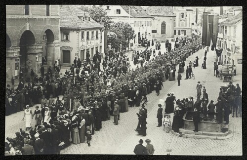 [Bregenz, österreichische und deutsche verwundete Soldaten ziehen mit Musik durch die Stadt]