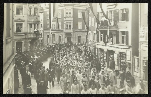 [Bregenz, Offiziers-Reunion 1914, Festzug durch die Stadt]