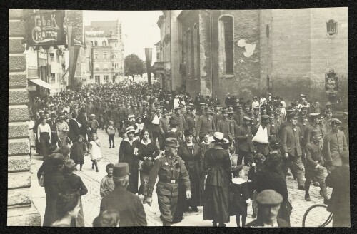 [Bregenz Rathausstraße, deutsche verwundete Soldaten besuchen die Kaiserjäger Kunstausstellung]
