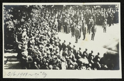 [Kaiser Karl I. und Kaiserin Zita in Bregenz, Meldung von Standschützen-Hauptmann Spieler vor dem Bahnhof]