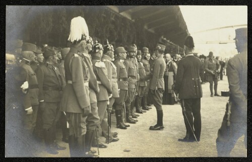 [Kaiser Karl I. und Kaiserin Zita in Bregenz, Ankunft am Bregenzer Bahnhof und Vorstellung von Persönlichkeiten]