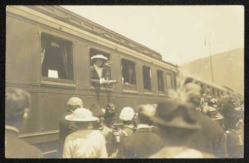 [Kaiser Karl I. und Kaiserin Zita in Bregenz, Abfahrt am Bregenzer Bahnhof]