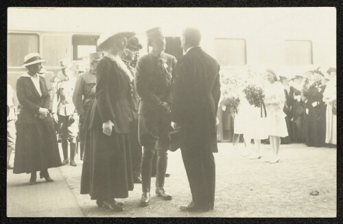 [Kaiser Karl I. und Kaiserin Zita in Bregenz, Ankunft am Bregenzer Bahnhof und Begrüßung durch Adolf Rhomberg]