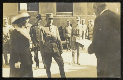 [Kaiser Karl I. und Kaiserin Zita in Bregenz, Ankunft am Bregenzer Bahnhof und Begrüßung durch Adolf Rhomberg]
