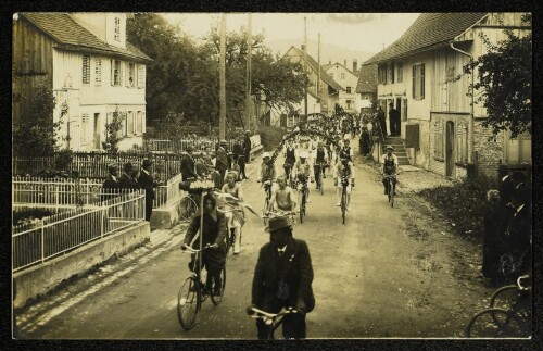 [Umzug des Radfahrervereins in der Hofsteigstraße]
