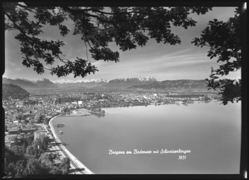 Bregenz am Bodensee mit Schweizerbergen