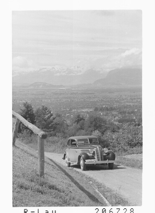 [Auf der Strasse Lochau - Haggen mit Blick in's Rheintal]